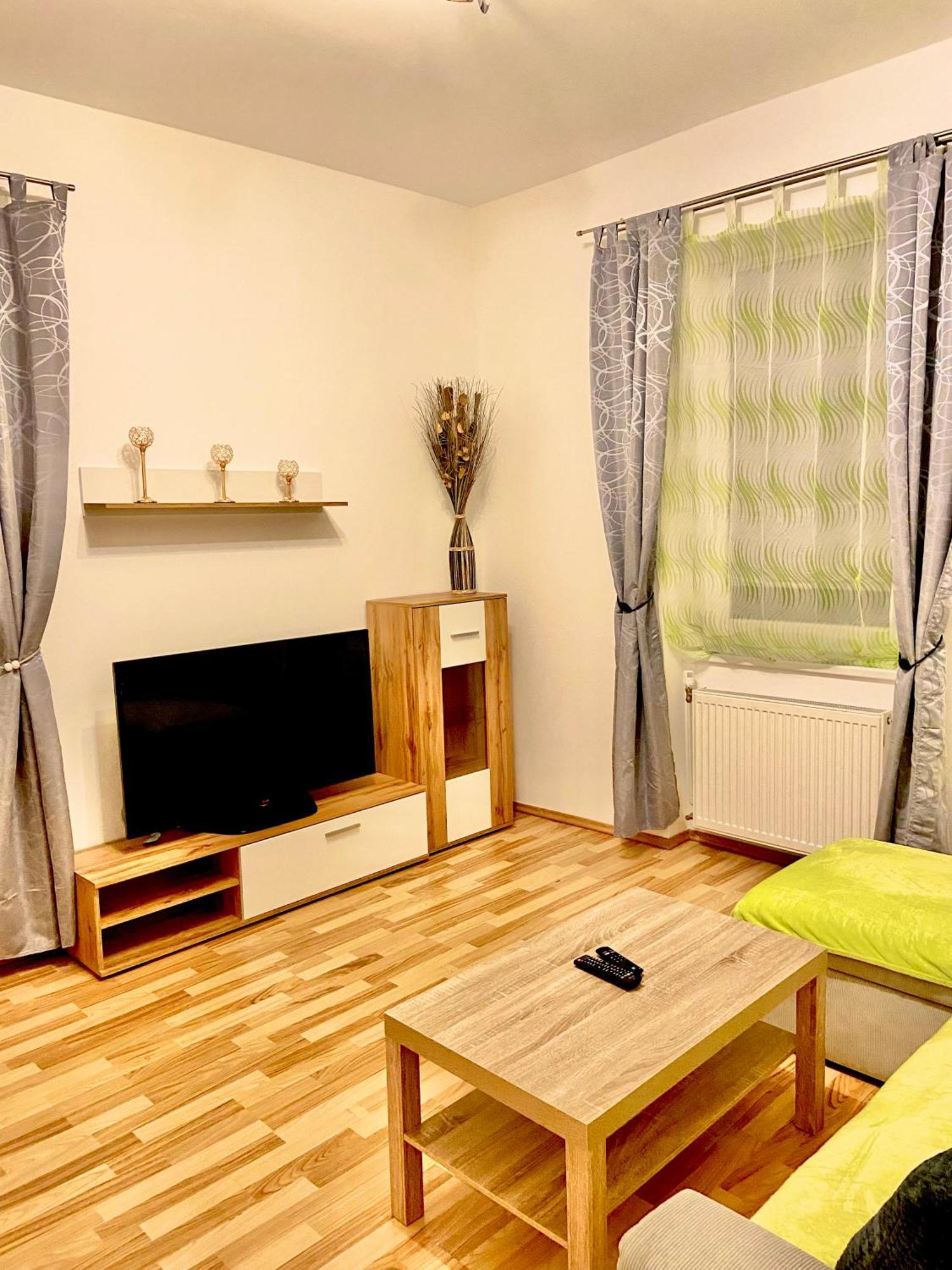 Burgblick Apartment- 60Qm, Kueche, Waschmaschine, Streamingdienste Seebenstein 外观 照片